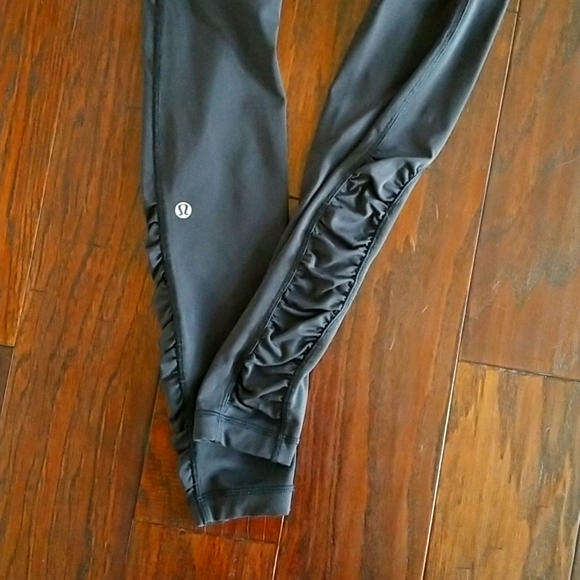 Lululemon leggings- size 4 - Picture 3 of 6